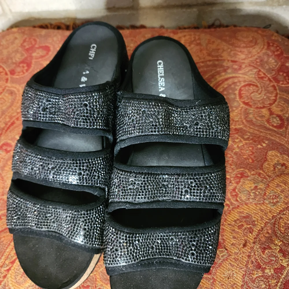 Chelsea & Violet stylish black